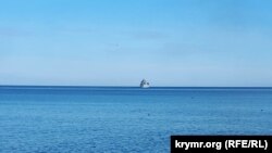 Российский корабль покидает порт Феодосии