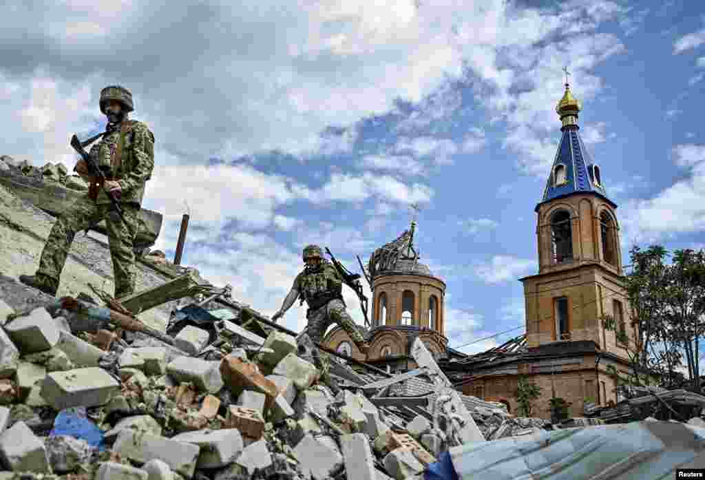 Ukrainian troops patrol an area heavily damaged by Russian air strikes in the town of Orikhiv in the Zaporizhzhya region.&nbsp;
