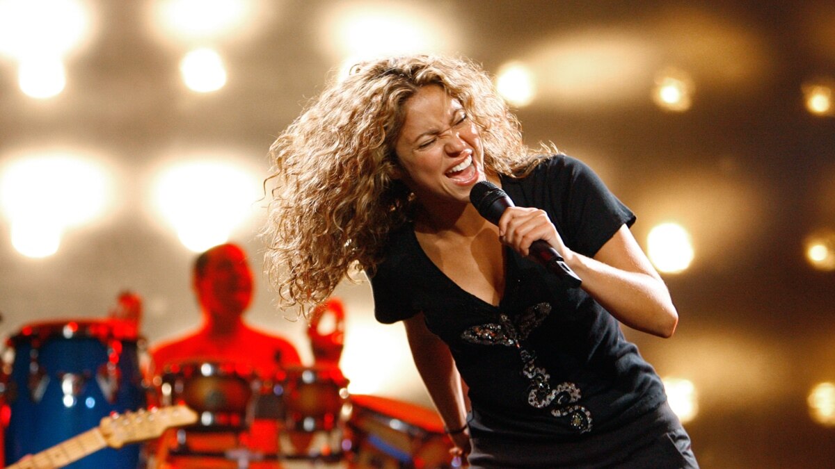 Тя танцува, пее и пише музика от малка. Днес, с