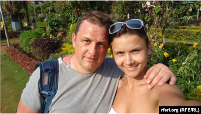 Vladyslav Yesypenko me gruan e tij, Katerynan, para arrestimit.
