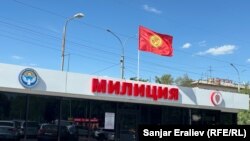 Bişkekdäki polisiýa edarasynyň üstünde Gyrgyzystanyň milli baýdagy galgaýar