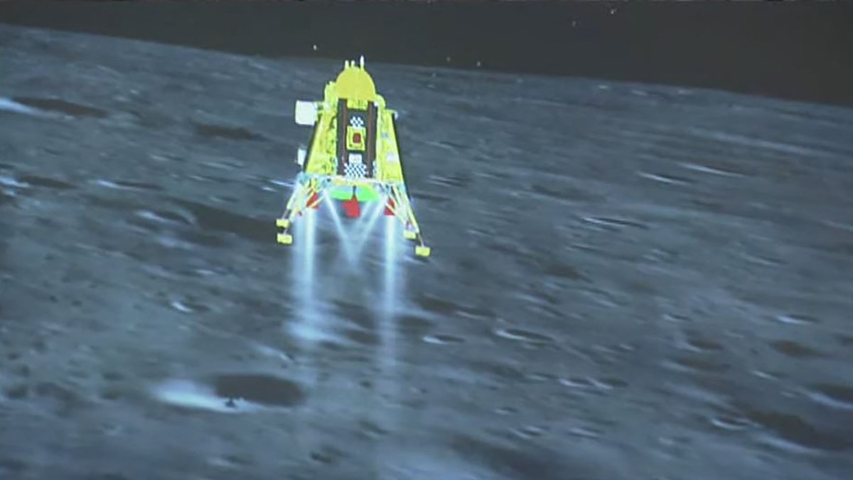 Индийската космическа агенция успешно приземи сондата Чандраяан-3 край южния полюс