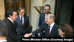 Premijer Kosova, Aljbin Kurti (L), se rukuje sa njemačkim kancelarom, Olafom Šolcem, Minhen, Njemačka, 18. februar 2023.
