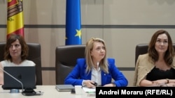 Deputata PAS, Mariana Lucrețeanu (în centru), prezintă proiectul de lege despre mini-joburi.