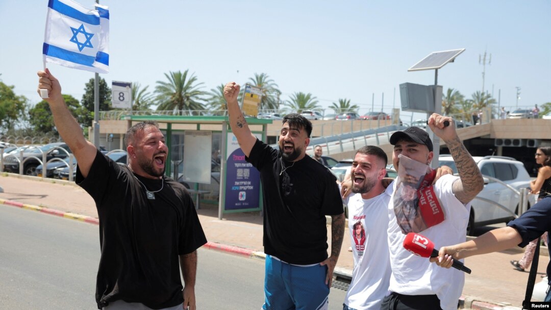 Ramat Gan, Israel, 8 iunie 2024 - Israelienii se bucură după anunțul IDF că a recuperat, în viață, patru prizonieri ținuți în Fâșia Gaza.