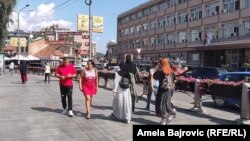 Pokrivene žene hodaju centralnim ulicama Novog Pazara, Srbija, 1. septembar 2023.