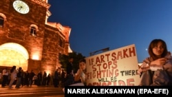 Армяне вывешивают плакаты во время протеста против действий своего правительства в ситуации в Нагорно-Карабахском регионе, возле здания правительства в центре Еревана. Армения, 20 сентября 2023 года