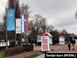 Ispred javnih preduzeća u Novom Sadu tako se mogu uočiti različite kombinacije: "Gradsko zelenilo" ispred kupališta "Štrand" je istaklo svoju, zastavu Srbije i Novog Sada.