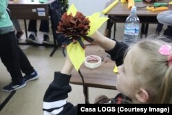 Copii de la Centrul de copii „Sf. Nicolae” din Timișoara împreună cu micii ucraineni au creat flori pentru pace