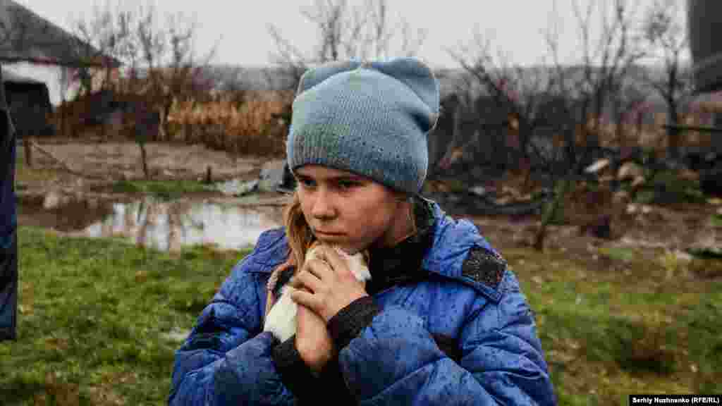 O fetiță de 9 ani pe nume Sofiika își protejează hamsterul în timpul evacuării din Makiivka,&nbsp; regiunea Luhansk, 19 noiembrie 2022.