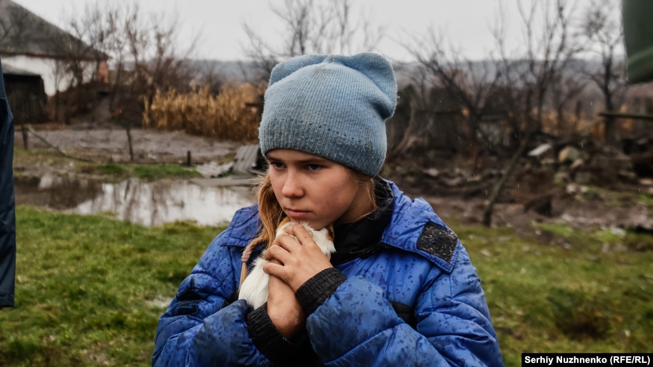 Một bé gái 9 tuổi tên Sofiyka ôm chú chuột lang của mình trong cuộc di tản khỏi Makiyivka, ở vùng Luhansk phía đông, vào ngày 19 tháng 11 năm 2022.