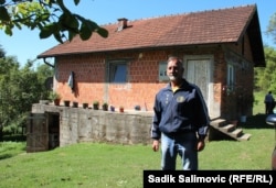 Isak ispred obnovljene kuće u selu Budak
