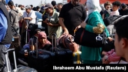 فلسطینی های غیر نظامی در حال فرار از غزه