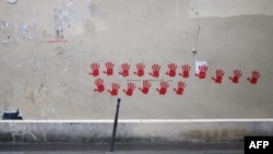 През май 2024 г. Мемориалът на Холокоста в Париж осъмна с 35 човешки длани, изрисувани с червена боя. Властите видяха във вандалския акт антисемитска провокация, както и връзка с Русия.