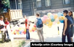 Prvi pokušaj održavanja Parade ponosa u Beogradu pod nazivom "Ima mesta za sve nas" 30. juna 2001. (Arkadia arhiv)