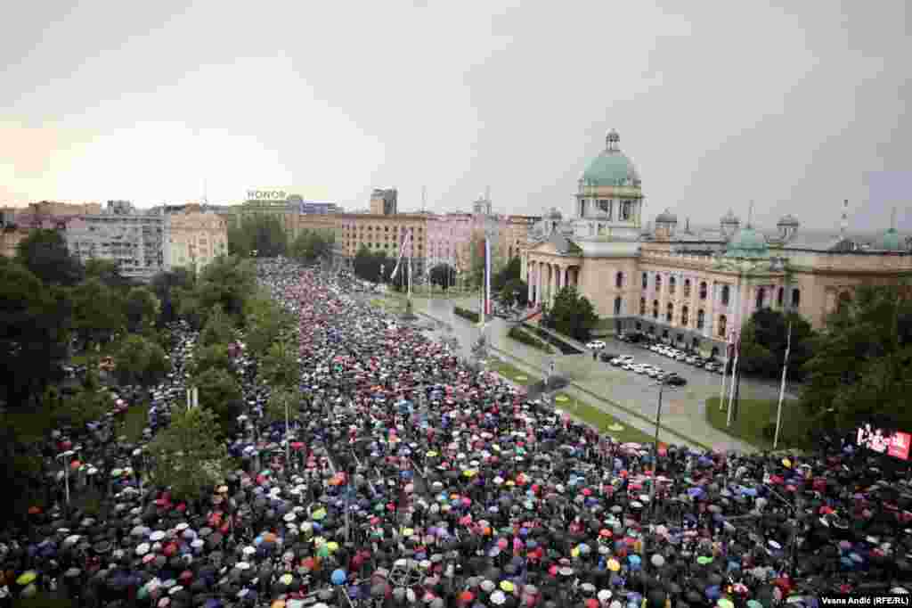 Građani okupljeni ispred Skupštine Srbije na četvrtom protestu protiv nasilja u Beogradu, 27. maja 2023.