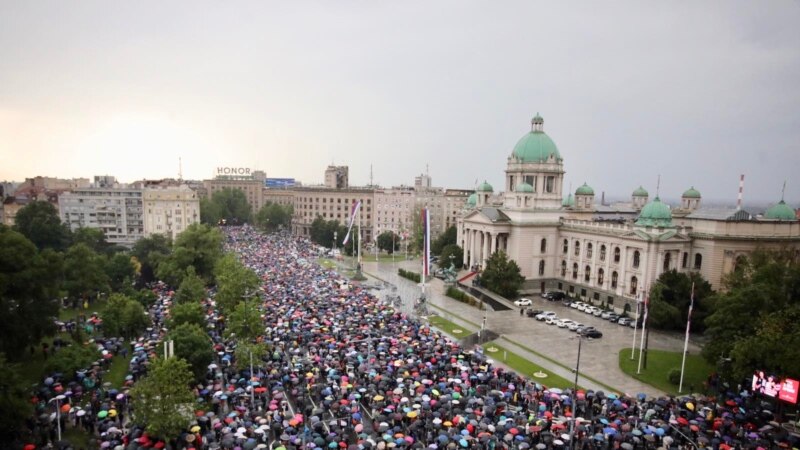 На протестот „против насилството“во Белград, демонстрантите го опколија РТС 