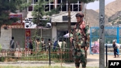 Një luftëtar taliban qëndron pranë vendit ku ndodhi sulmi vetëvrasës me bombë në Faizabad, në provincën e Badakshanit. 6 qershor 2023.