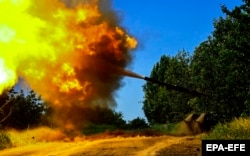 Pe 19 iunie, în apropiere de Bahmut, forțele ucrainene trag spre cele ruse cu un tanc T-80 capturat de la ruși în toamnă.