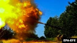 Українські військові ведуть вогонь по позиціях армії РФ із трофейного танка Т-80, який був захоплений під час осінньої наступальної кампанії. Неподалік Бахмуту на Донеччині, 19 червня 2023 року