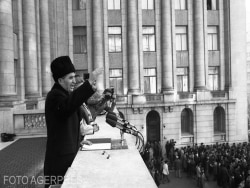 Fostul dictator Nicolae Ceaușescu, în balconul CC al PCR vorbind oamenilor aduși la miting în 21 decembrie 1989.