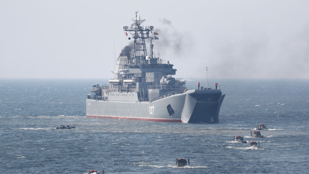 Руски военен кораб е открил предупредителен огън по плаващ под