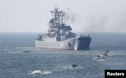Силы Балтийского флота ВМФ России отрабатывают высадку морского десанта на полигоне Хмелевка на побережье Балтийского моря в Калининградской области, Россия, 4 апреля 2019 года
