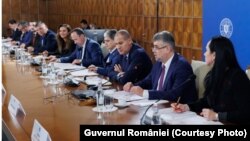 Negocieri ale Guvernului Ciolacu cu patronatele și sindicatele reunite la Palatul Victoria în Consiliul Tripartit, pentru stabilirea valorii salariului minim în construcții, agricultură și indusitra alimentară.