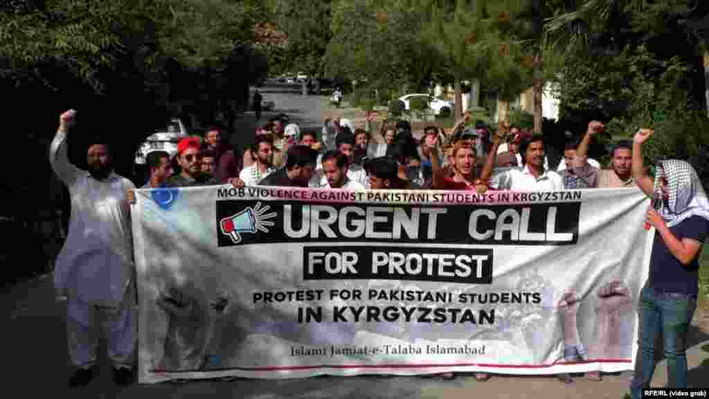  Studentët pakistanezë duke protestuar jashtë Ambasadës së Kirgistanit në Islamabad pasi turma të dhunshme në kryeqytetin kirgiz , Bishkek, shënjestruan studentë të huaj, shumë prej tyre nga Pakistani. &nbsp; 