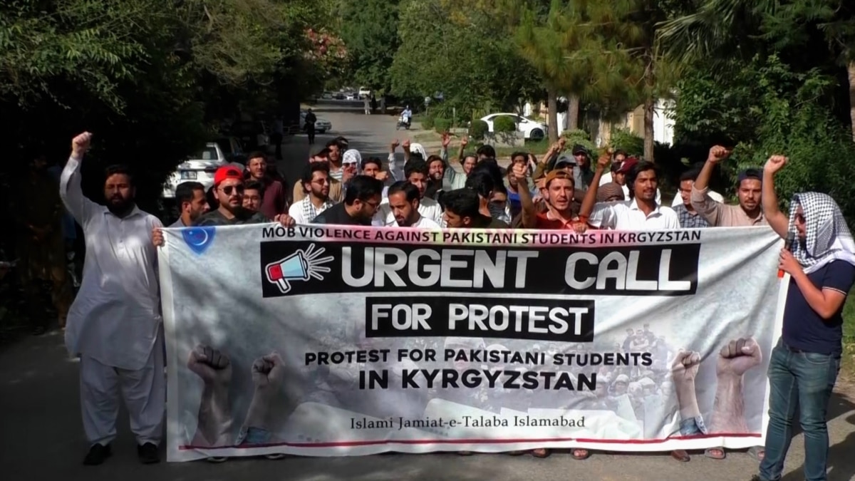 Some 1,200 Pakistani Students Leave Kyrgyzstan, Fearing For Their Safety