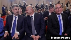 Liderii PSD și PNL, Marcel Ciolacu (stânga) și Nicolae Ciucă (dreapta) îl încadrează pe medicul Cătălin Cîrstoiu, pe 20 martie, când au anunțat oficial candidatura sa la Primăria Capitalei.