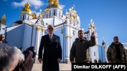 Американскиот претседател Џо Бајден и украинскиот претседател Володимир Зеленски пред катедралата Свети Михаил со Златна купола во Киев
