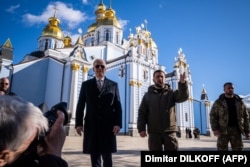 Joe Biden amerikai elnök (balra) előre be nem jelentett látogatást tett Kijevben, és február 20-án találkozott Volodimir Zelenszkij ukrán elnökkel