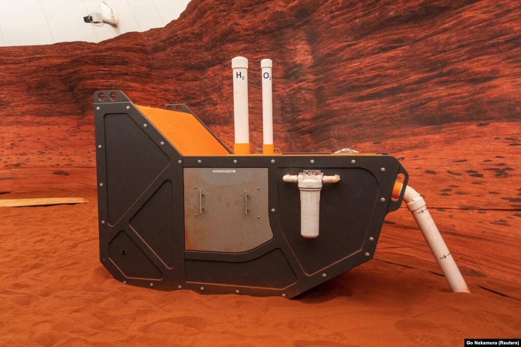 Një instrument i vendosur në zonën e krijuar për të imituar sipërfaqen e Marsit.