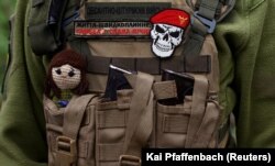 Жінка-військовослужбовець Десантно-штурмових військ ЗСУ із лялькою-талісманом та набоями до автомата неподалік від Бахмуту на Донеччині, 13 квітня 2023 року