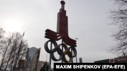 Логотип московської Олімпіади-1980 на тлі переробленого з McDonalds закладу громадського харчування «Вкусно и точка», Москва, Росія, 2024 рік