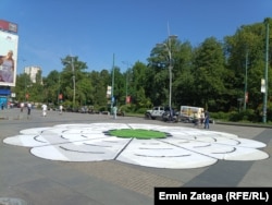 Srebrenički cvijet, simbol stradanja u srebreničkom genocidu, postavljen u Velikom parku u Sarajevu, 10. jula 2024.