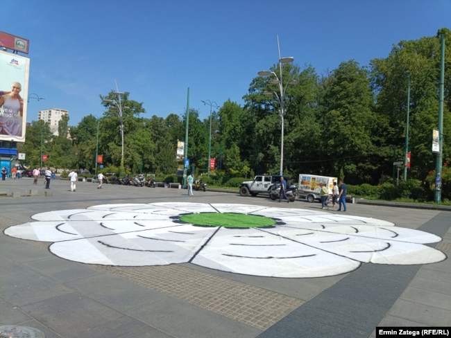 Srebrenički cvijet, simbol stradanja u srebreničkom genocidu, postavljen u Velikom parku u Sarajevu, 10. jula 2024.