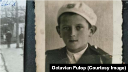Octavian Fulop la vârsta de 12 ani. Este singura fotografie de familie pe care o mai are înainte de a fi trimis din Transilvania, alături de familia extinsă, spre lagărele Auschwitz – Birkenau.