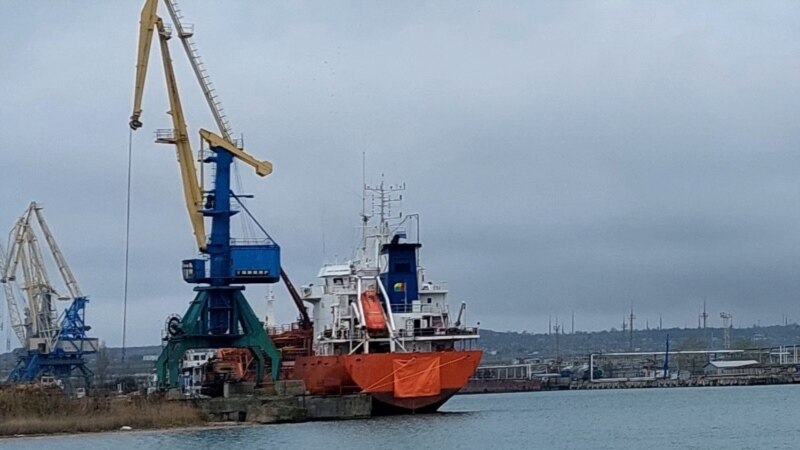 В порту Керчи иностранное судно прячет свое название под брезентом (фото) 