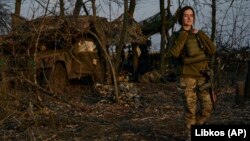 یک سرباز زن اوکراینی در جبهه باخموت