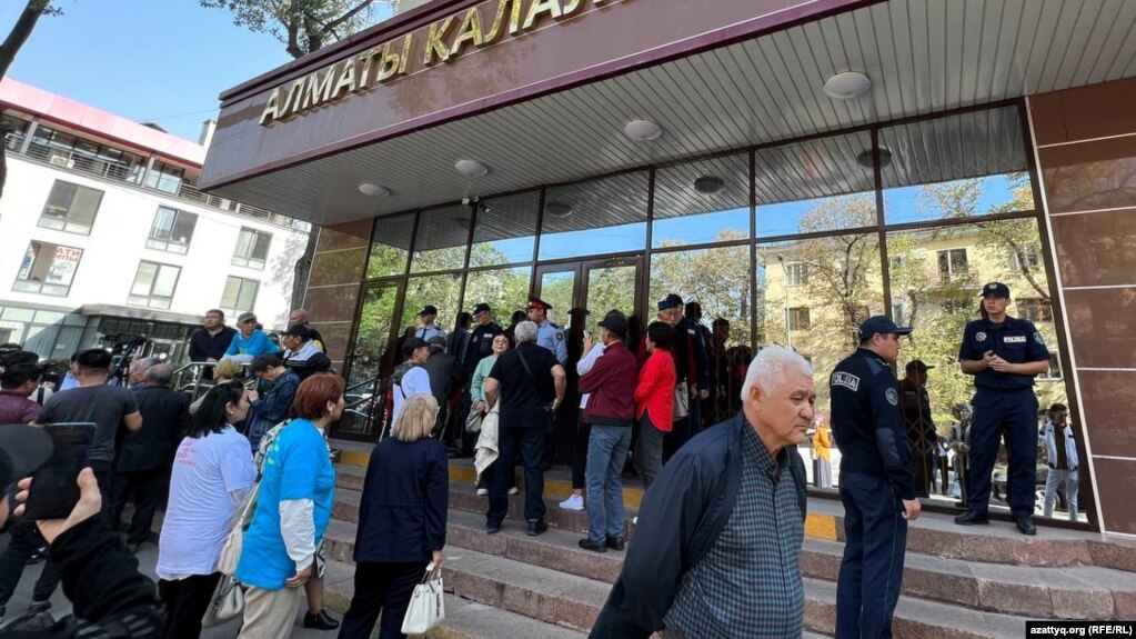 Сотрудники полиции перегородили вход в суд перед началом суда по делу о «захвате аэропорта Алматы». 19 сентября 2023 года