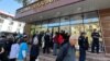 Сотрудники полиции перегородили вход в суд перед началом заседания по делу о «захвате аэропорта Алматы». 19 сентября 2023 года