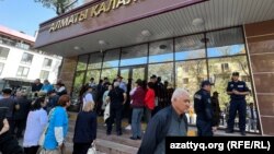 Сотрудники полиции перегородили вход в суд перед началом заседания по делу о «захвате аэропорта Алматы». 19 сентября 2023 года