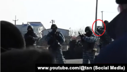 "Berkut" arbiyi Çonğarda miting iştirakçileriniñ ayağına ateş açqan videonıñ ekranı, 2014 senesi mart 10 künü