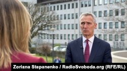 Єнс Столтенберґ під час інтерв’​​ю з журналісткою Радіо Свобода Зоряною Степаненко