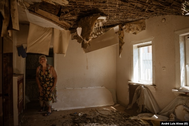 Shtëpia e Jevdokymovës është shkatërruar rëndë nga granatimet dhe është bërë e pabanueshme për dimër.