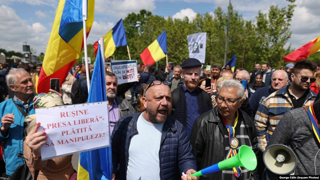 Câteva sute de persoane au participat miercuri la proteste neautorizate, organizate de AUR la Parlament. 
