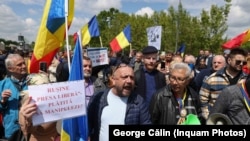 Câteva sute de persoane au participat miercuri la proteste neautorizate, organizate de AUR la Parlament. 