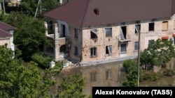 Подтопление центра города после разрушения задвижек на Каховской ГЭС. Новая Каховка, Украина, 6 июня 2023 года